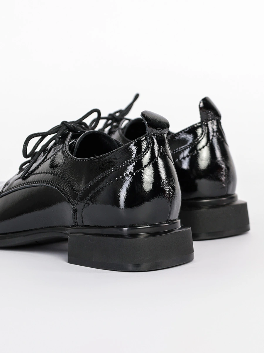 Туфли-дерби лакированные черного цвета на низком каблуке